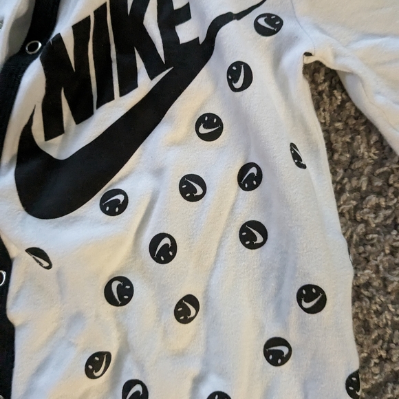 Nike - Picture 3 of 5